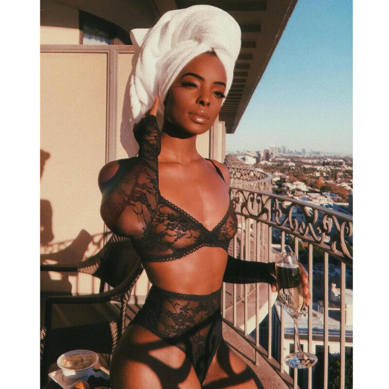 Сексуалды іш киімнің шілтерлі түнгі көйлегі